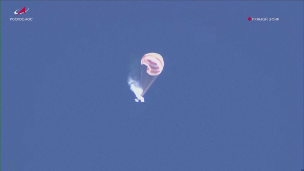 El momento en que una cápsula rusa Soyuz regresa a la Tierra