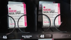Este aerosol podría salvar miles de vidas de sobredosis de opioides, y podrá comprase sin receta médica en EE.UU
