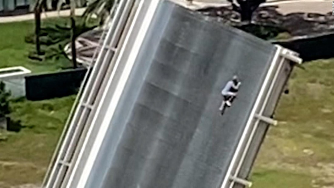 Hombre misterioso escala puente levadizo de Miami