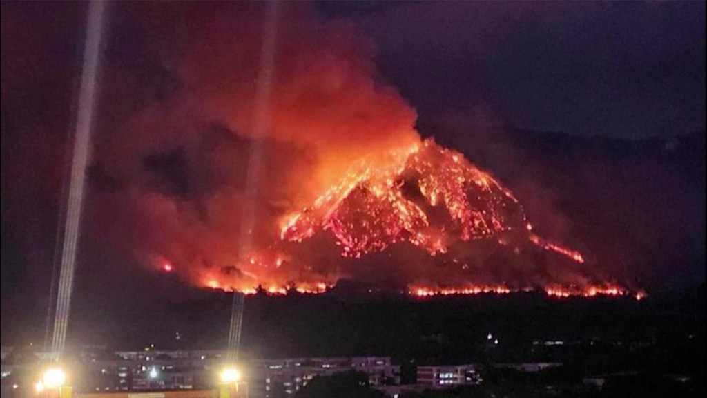 Incendio forestal quemado con una montaña