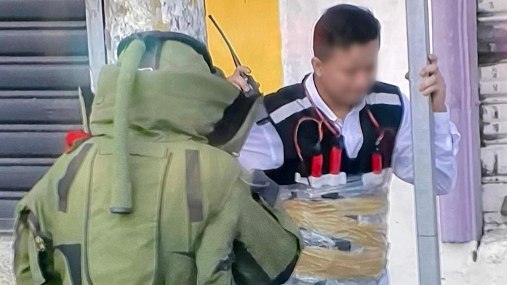 Entrevista a un hombre con explosivos atados a su cuerpo en Ecuador