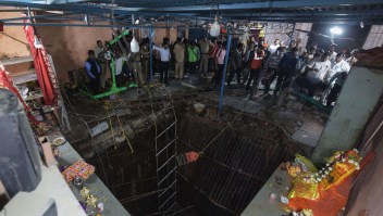 El piso de un templo hindú colapsó y 36 personas murieron