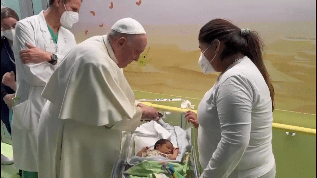 Mira el momento en que Francisco se convierte en un bebé en el hospital