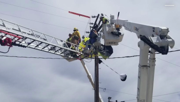 Así fue el complicado rescate de una paracaidista atrapada en cables de tensión