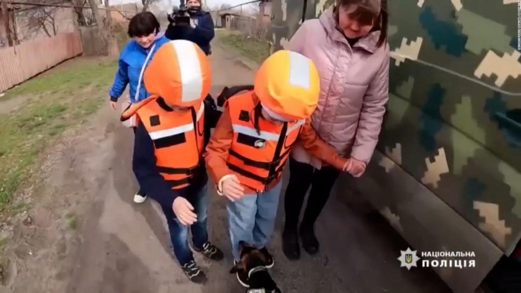 Así evacuan niños ucranianos en medio de la guerra con Rusia