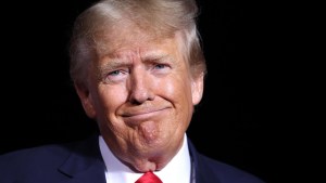 Programas nocturnos reaccionan a la acusación a Trump