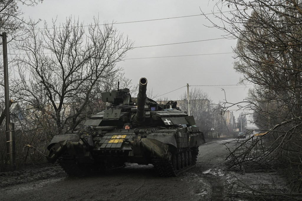 Un tanque ucraniano avanza hacia la línea del frente cerca de la ciudad de Bakhmut, Ucrania, el 8 de marzo. (Crédito: Aris Messinis/AFP/Getty Images)