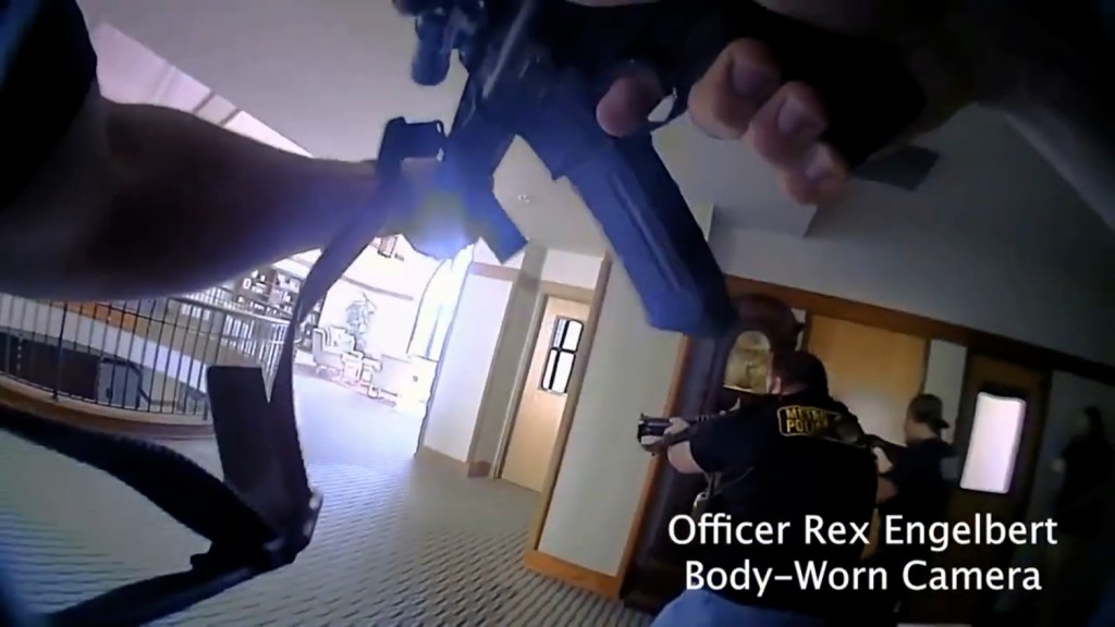 Imagen de la cámara corporal del agente Rex Engelbert en la escuela Covenant en Nashville. (Crédito: Departamento de Policía Metropolitana de Nashville)