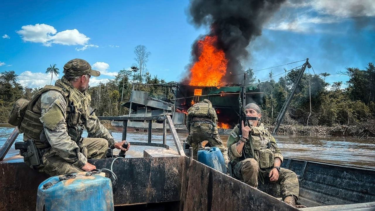 En esta imagen proporcionada por la Agencia Ambiental de Brasil, agentes federales destruyen una barcaza minera ilegal dentro del territorio indígena yanomami, estado de Roraima, Brasil, el 14 de marzo de 2023.