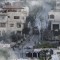 Palestinos chocan con fuerzas militares israelíes durante una operación israelí en Yenín el lunes.