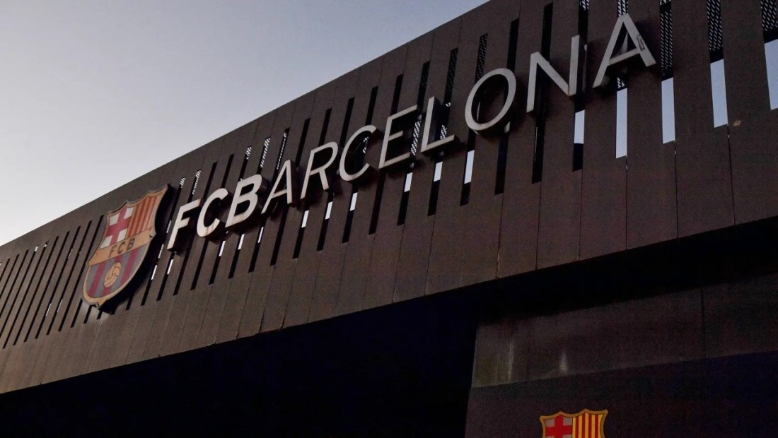 La UEFA investiga al Barcelona de España por el supuesto pago a un exárbitro.