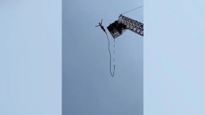 Un turista sobrevive a un salto en bungee en Tailandia tras romperse la cuerda