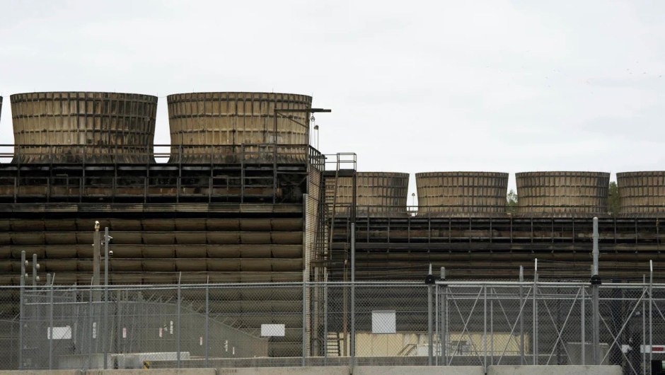 Las torres de refrigeración liberan el calor generado por los reactores de agua en ebullición en la Central Nuclear de Xcel Energy el 2 de octubre de 2019, en Monticello, Minnesota. La planta cierra el viernes para realizar reparaciones en una fuga de agua radiactiva.