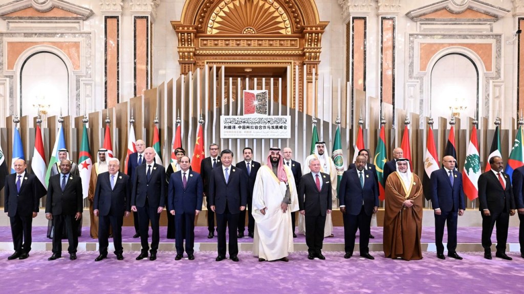 Dignatarios, entre ellos el líder chino Xi Jinping y el príncipe heredero saudí Mohammed bin Salman (centro), en la Cumbre China-Estados Árabes celebrada en Riad (Arabia Saudí) en diciembre de 2022.