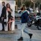 Una mujer camina en Barcelona ante un cartel de una publicidad. (JOSEP LAGO/AFP via Getty Images)