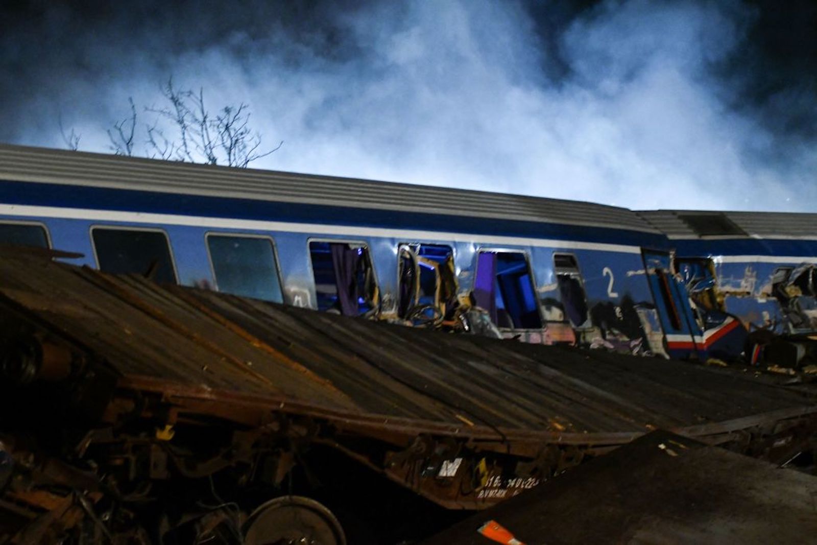 En esta foto se ve el lugar del accidente muestra el choque de frente de los dos trenes. (Crédito: STRINGER/SOOC/AFP via Getty Images)