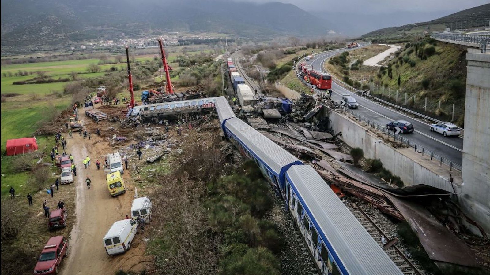 Foto-foto kecelakaan kereta api yang fatal di Yunani, yang menyebabkan puluhan orang tewas dan luka-luka