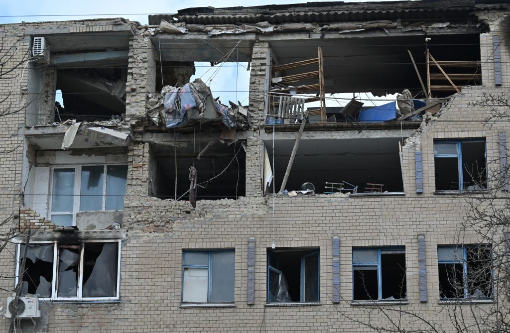 Esta fotografía del 22 de marzo de 2023 muestra un edificio parcialmente destruido en la región de Kyiv (Crédito: GENYA SAVILOV/AFP via Getty Images)