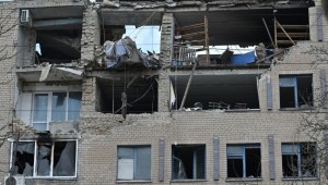 Esta fotografía del 22 de marzo de 2023 muestra un edificio parcialmente destruido en la región de Kyiv (Crédito: GENYA SAVILOV/AFP via Getty Images)