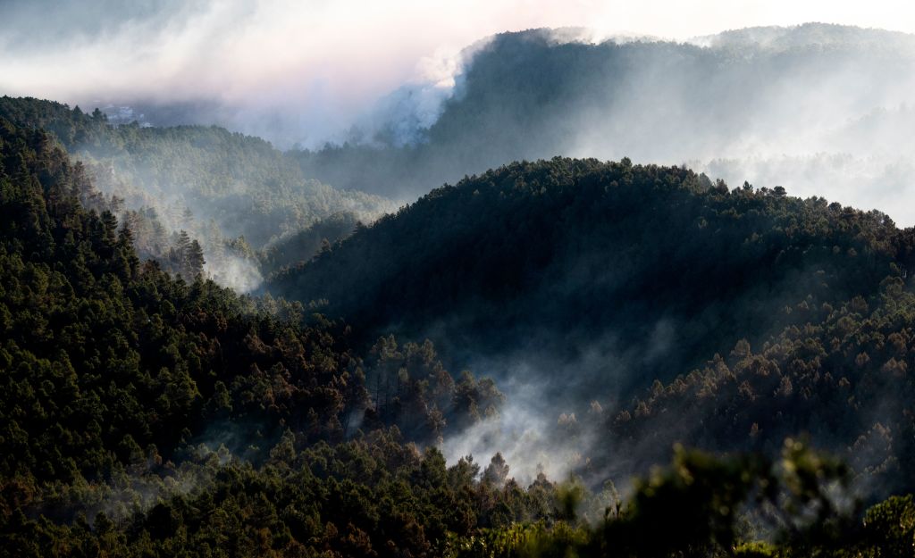 Nubes de humo salen de la tierra el 23 de marzo de 2023 cerca de Villanueva de Viver, unos 90 kilometros al norte de Valencia, España (Crédito: JOSE JORDAN/AFP via Getty Images)