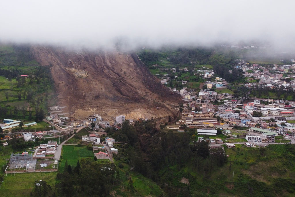 Vista aérea del deslizamiento de tierra en Ecuador que dejó siete muertos (Crédito: MARCOS PIN/AFP vía Getty Images)