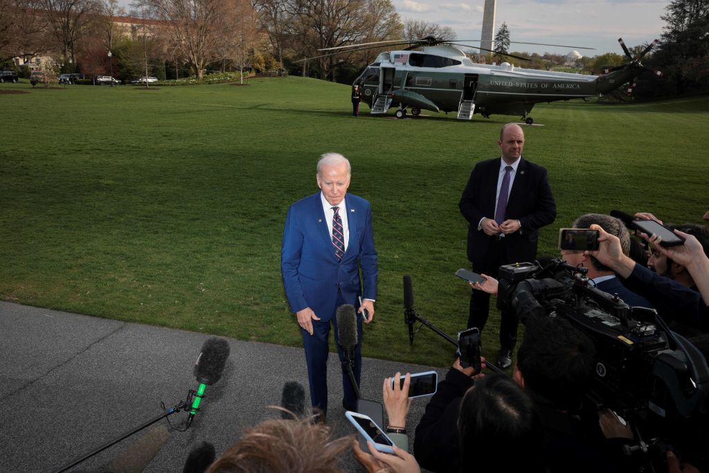 Joe Biden habla con los periodistas tras llegar a la Casa Blanca el 28 de marzo de 2023 (Crédito: OLIVER CONTRERAS/AFP via Getty Images)
