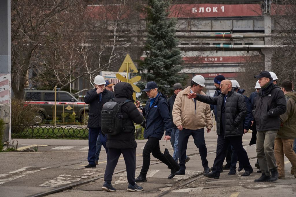 Renat Karchaa, un asesor de Rusia para Rosenergoatom, acompaña la delegación de la Agencia Internacional de Energía Atómica (IAEA) en una visita por la planta nuclear Zaporiyia controlada por Rusia, el 29 de marzo de 2023. (Crédito: ANDREY BORODULIN/AFP via Getty Images)