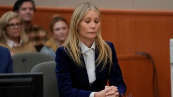 La actriz Gwyneth Paltrow escuchando el veredicto en el juicio por un accidente de esquí el 30 de marzo de 2023, en Park City, Utah. (Crédito: Rick Bowmer-Pool/Getty Images)