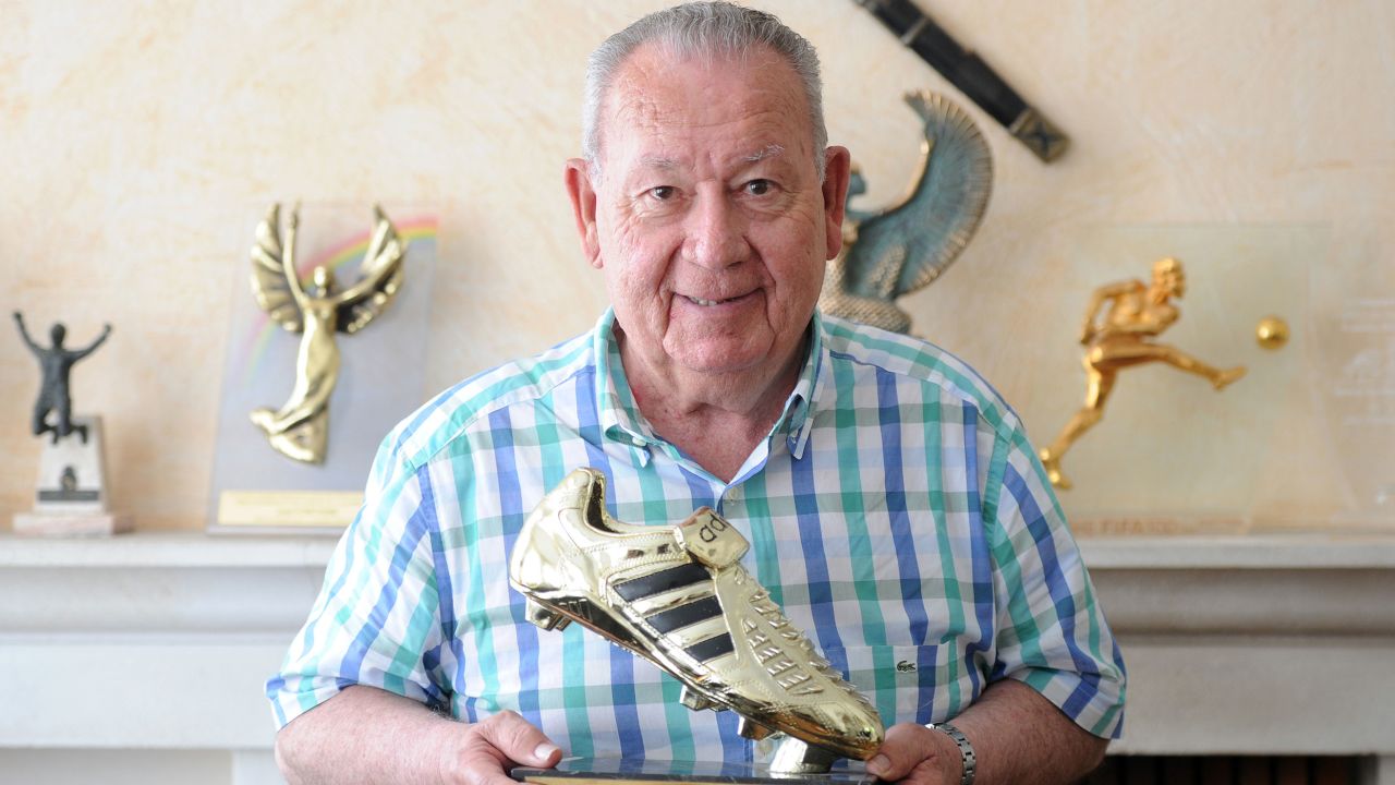 Just Fontaine posa con un trofeo por el premio al máximo goleador de la Copa Mundial de Fútbol de 1958.