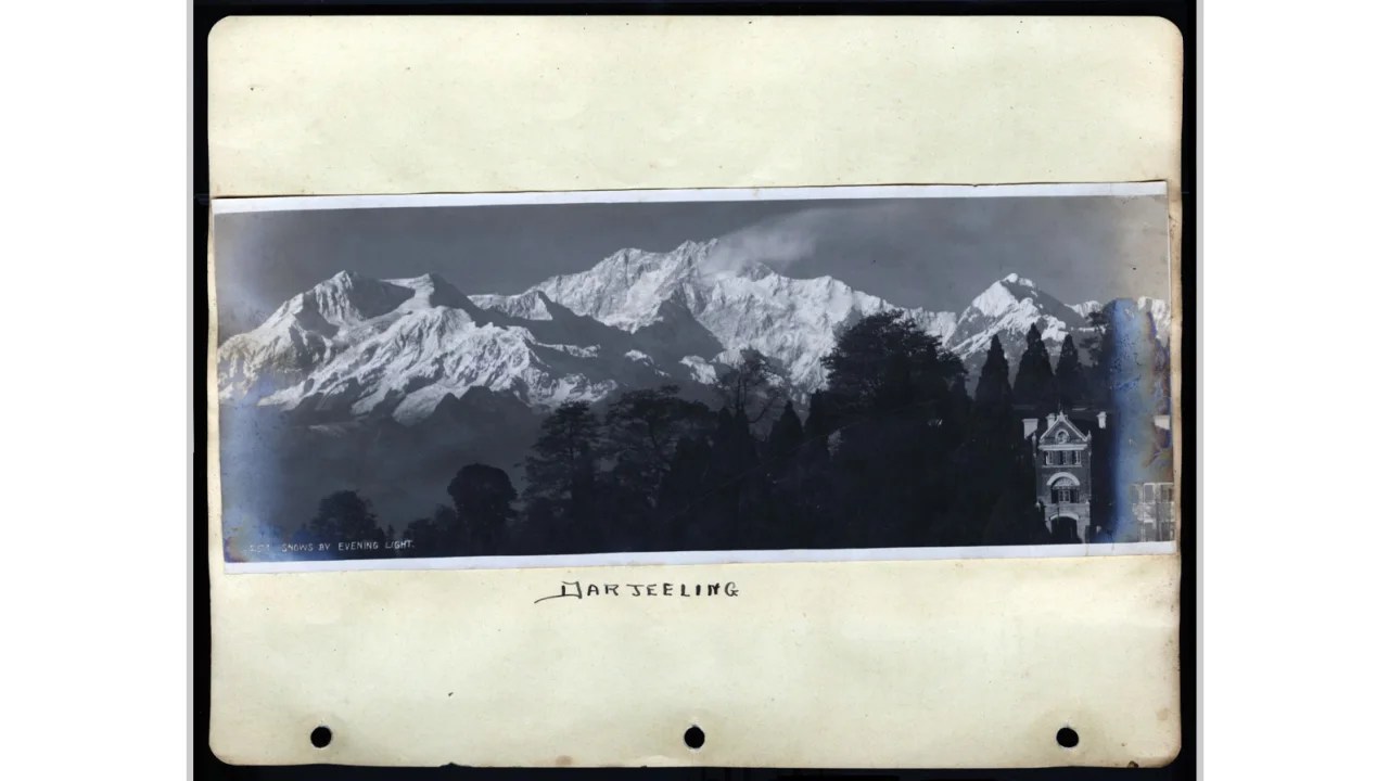 He aquí una impresionante fotografía de Darjeeling, India, pegada en el álbum de recortes de Eleanor Phelps.