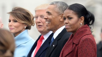 El presidente Donald Trump, la primera dama Melania Trump, el expresidente Barack Obama y la exprimera dama Michelle Obama caminan juntos en Washington el 20 de enero de 2017.