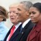 El presidente Donald Trump, la primera dama Melania Trump, el expresidente Barack Obama y la exprimera dama Michelle Obama caminan juntos en Washington el 20 de enero de 2017.