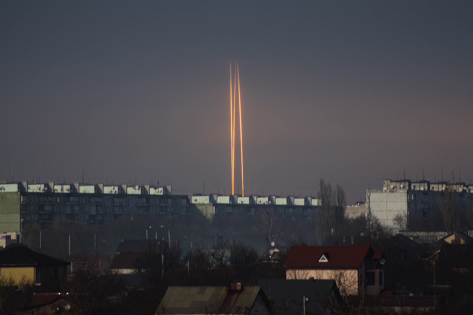 Tres cohetes lanzados contra Ucrania desde la región rusa de Belgorod son vistos al amanecer en Kharkiv, Ucrania, el 9 de marzo. (Vadim Belikov/AP)