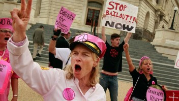 Manifestantes del grupo Code Pink protestando en 2008 en oposición al plan de rescate de 700.000 millones de dólares para Wall Street elaborado entre el Congreso y el gobierno de George W. Bush.