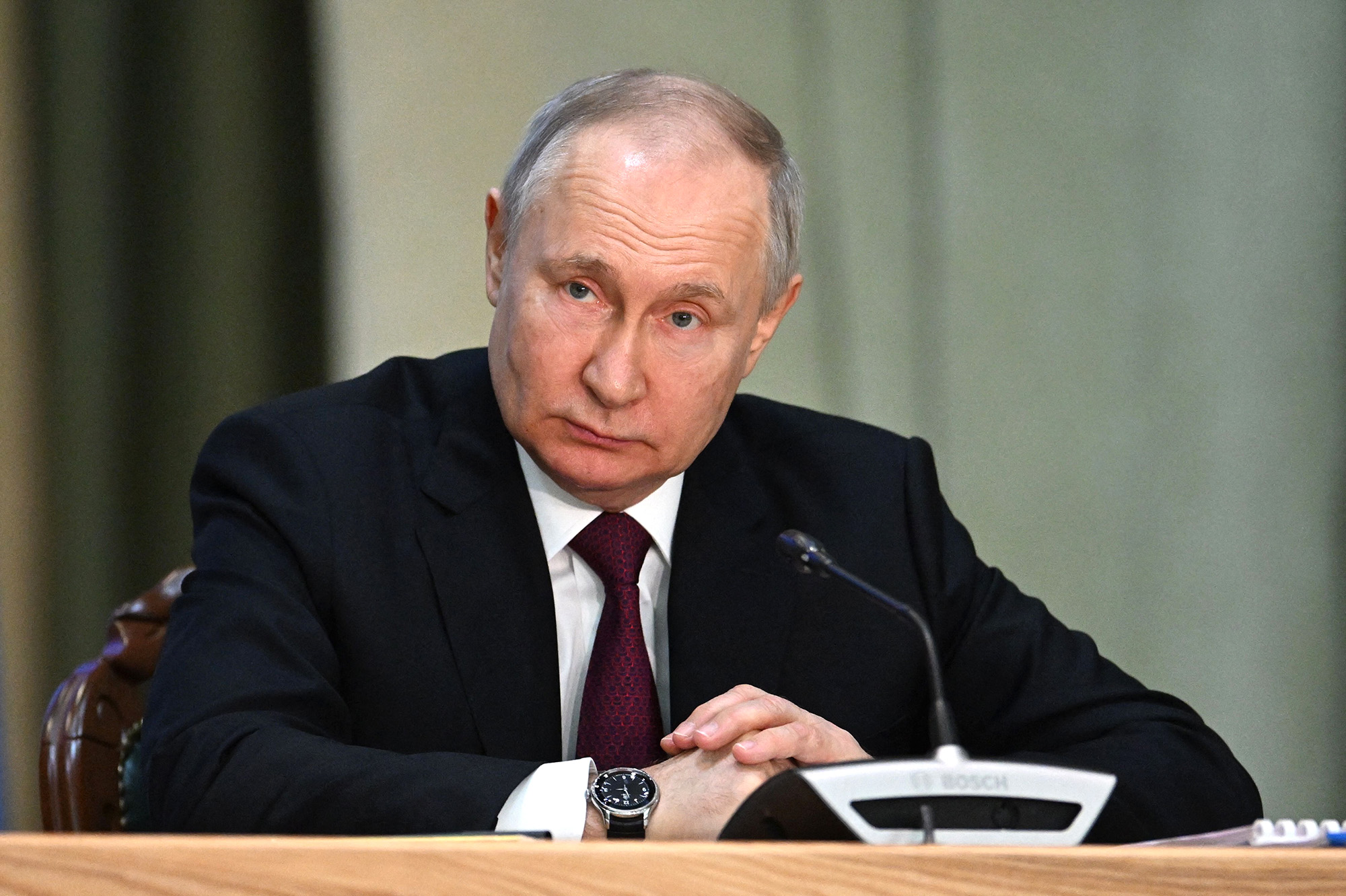 Pengadilan Kriminal Internasional mengeluarkan surat perintah penangkapan untuk Putin