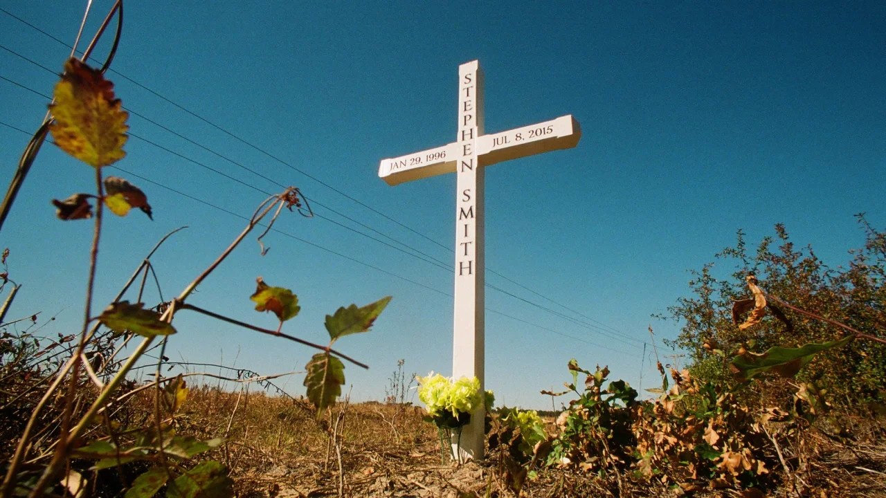 Una cruz de madera al borde de la carretera marca el lugar donde se encontró el cuerpo de Stephen Smith en Sandy Run Road en el condado rural de Hampton, Carolina del Sur.