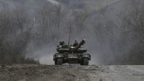 Ucrania defiende sus posiciones en Bakhmut, mientras crece la disputa entre Estados Unidos y Rusia.