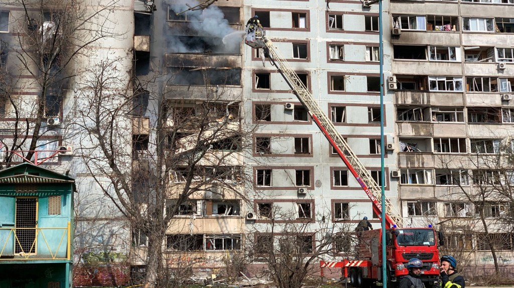 Los bomberos trabajan para apagar un incendio en un edificio dañado tras un ataque aéreo en la ciudad de Zaporiyia el 22 de marzo de 2023, en medio de la invasión rusa de Ucrania. (Foto: MARYNA MOISEYENKO/AFP vía Getty Images)