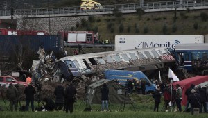 Miembros de la policía y del equipo de emergencia examinan los restos de un vagón destrozado tras un accidente de trenes en el valle de Tempi, cerca de Larissa, en Grecia, el 1 de marzo de 2023. (Crédito: SAKIS MITROLIDIS/AFP vía Getty Images)