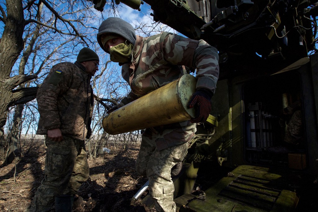 Un militar ucraniano transporta un proyectil para disparar contra posiciones rusas a las afueras de la ciudad de Bakhmut, Ucrania, el 5 de marzo. (Crédito: Anna Kudriavtseva/Reuters)