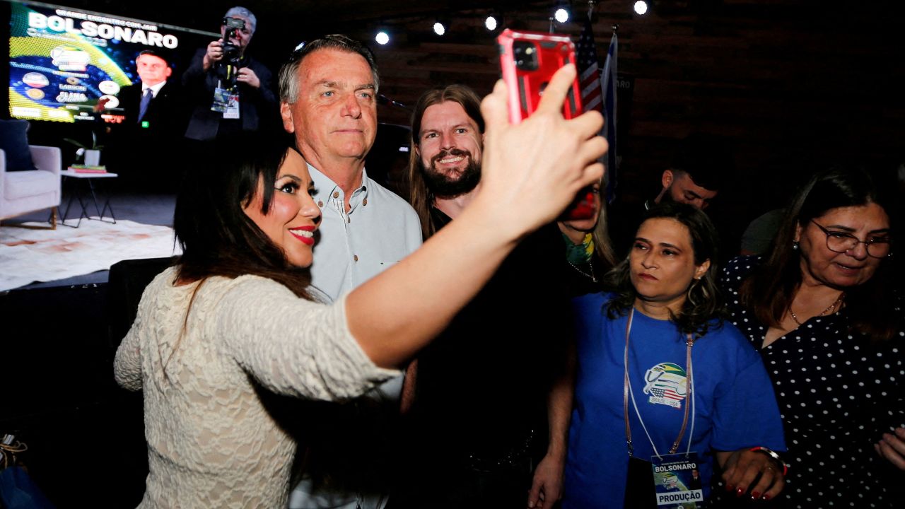 Bolsonaro posa para una fotografía en un evento en unrestaurant en Orlando, Florida, el 31 de enero de 2023.