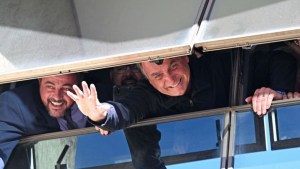 El expresidente de Brasil Jair Bolsonaro saluda a sus simpatizantes desde una ventana de la sede del Partido Liberal en Brasilia, el 30 de marzo de 2023. (Foto: EVARISTO SA/AFP vía Getty Images)