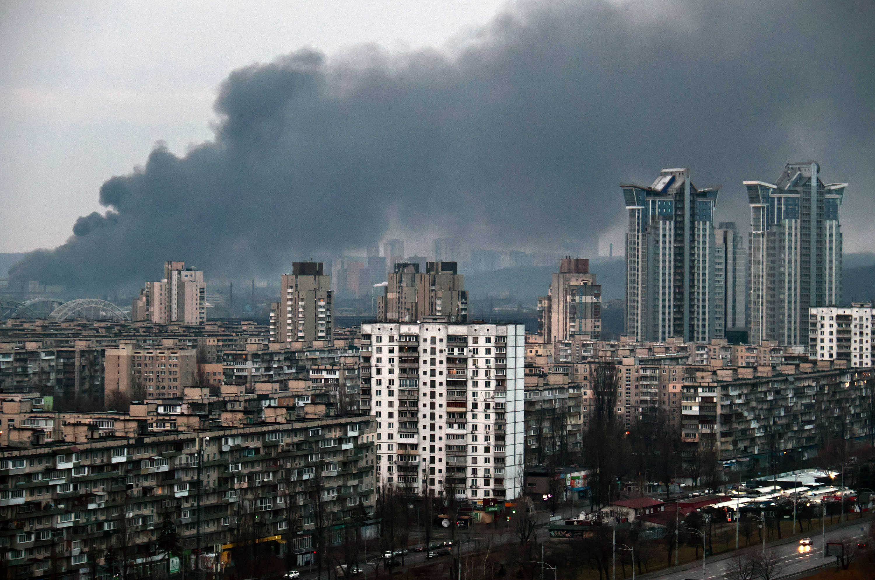 Una columna de humo se eleva en el distrito Holosiivskyi, en Kyiv, después de los bombardeos masivos de Rusia el 9 de marzo (Eugen Kotenko/Ukrinform/Future Publishing/Getty Images)