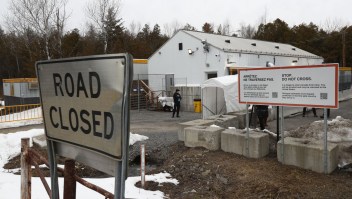 Agentes de la Real Policía Montada de Canadá vigilan el cruce fronterizo de Roxham Road entre Estados Unidos y Canadá en Champlain, Nueva York, el 25 de marzo de 2023. (Crédito: LARS HAGBERG/AFP vía Getty Images)