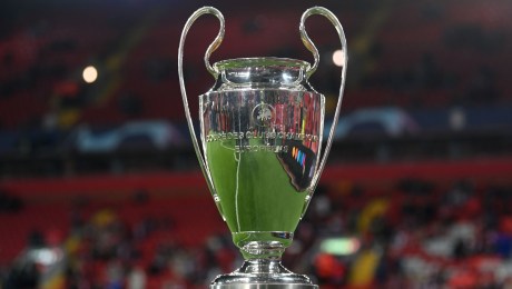El trofeo de la Champions League es captado antes del partido de ida de octavos de final entre Liverpool y Real Madrid, el 21 de febrero de 2023. (Crédito: Michael Regan/Getty Images)