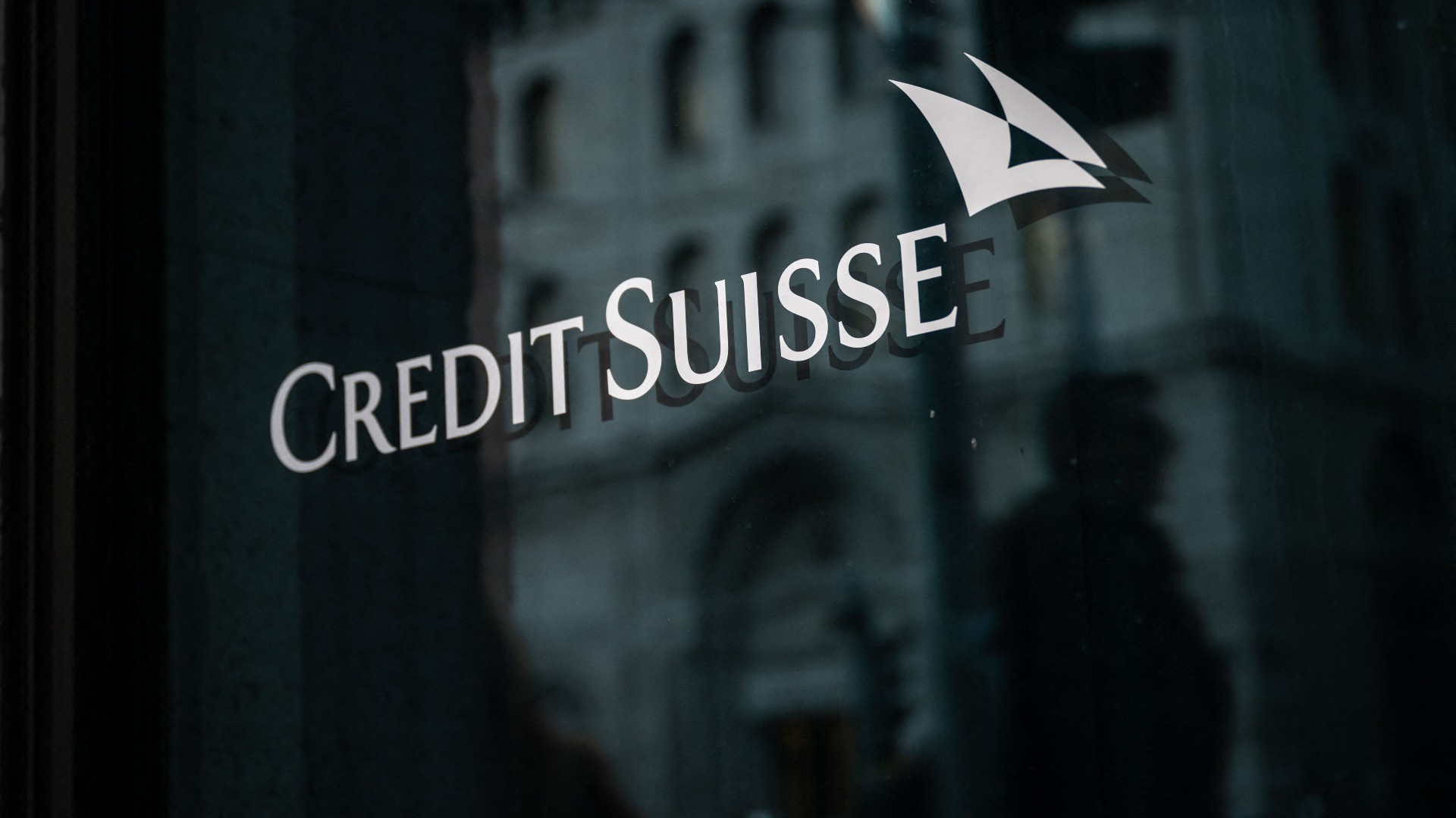 Credit Suisse pide un préstamo de más de US.000 millones al Banco Nacional de Suiza, tras desplome bursátil