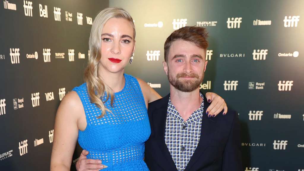 (De izquierda a derecha) Erin Darke y Daniel Radcliffe en el estreno de 'Weird: The Al Yankovic Story' en el Festival Internacional de Cine de Toronto de 2022.  (Crédito: Leon Bennett/Getty Images)