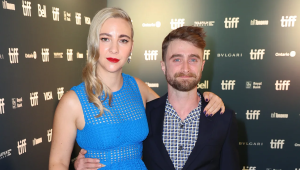 (De izquierda a derecha) Erin Darke y Daniel Radcliffe en el estreno de 'Weird: The Al Yankovic Story' en 2022 en el Festival Internacional de Cine de Toronto. (Crédito: Leon Bennett/Getty Images)