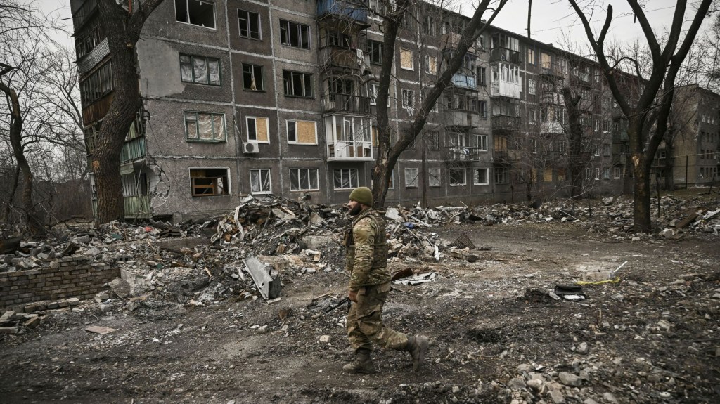 Un militar ucraniano camina entre escombros tras un ataque en la localidad de Chasiv Yar, en la región de Donbás, el 16 de marzo de 2023, en medio de la invasión rusa de Ucrania. (Crédito: ARIS MESSINIS/AFP vía Getty Images)