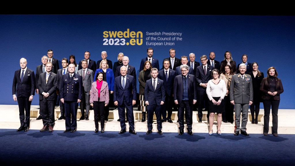 Funcionarios posan para una foto de grupo durante una reunión de ministros de Defensa de la Unión Europea este miércoles. (Crédito: Christine Olsson/TT News Agency/Reuters)